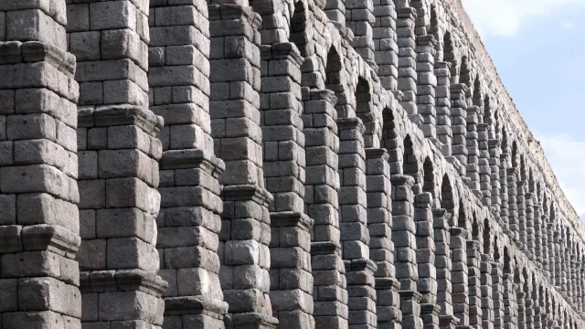 Tres turistas españoles, denunciados por subirse a un arco del Acueducto de Segovia, para hacerse una foto