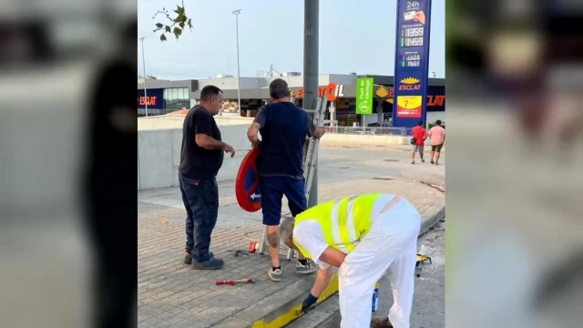 Badalona prohibe aparcar en las cercanías de una superficie comercial