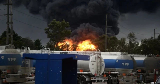 Argentina: impactante incendio de una refinería de YPF en Ensenada