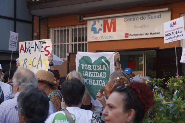 Los vecinos de Carabanchel responden al Gobierno de Ayuso por la gestión sanitaria: hasta dos meses para ir al médico