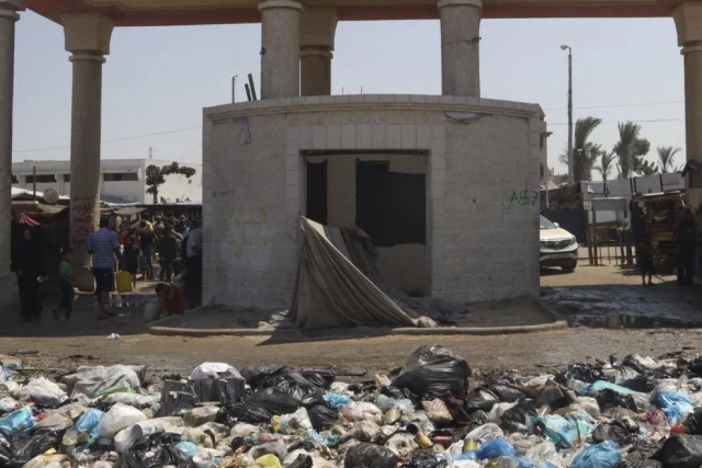 Dificultades para mantener una mínima higiene en Gaza por la escasez de agua y la acumulación de basura