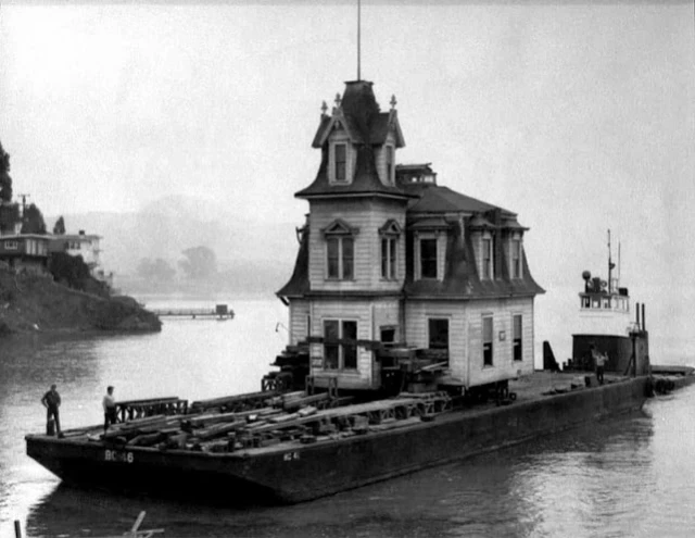 Transportando una mansión victoriana en barco en 1957