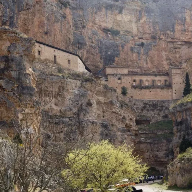 El impresionante templo incrustado en las paredes de un acantilado en Zaragoza