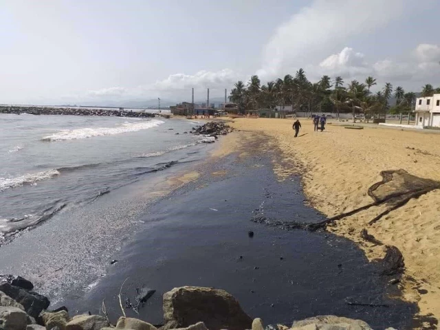 Derrame petrolero en el Caribe venezolano abarca 225 kilómetros cuadrados y afecta el Parque Nacional Morrocoy