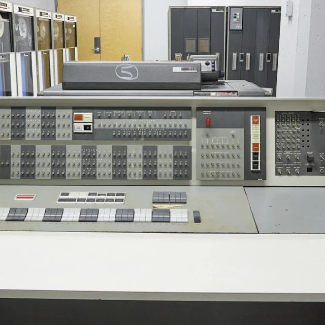 Mainframe IBM 7090 a subasta con un valor de hasta 60.000 dólares, un hito de más de 23.000 puntos de transformador transistorizado en informática[ENG]