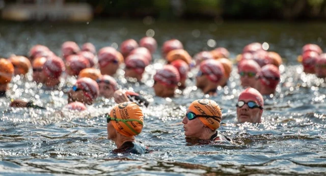 Una serie de calamidades en el triatlón más esperado arruina la fama de Noruega y su civismo: “En un día así no estás orgulloso de ser noruego”