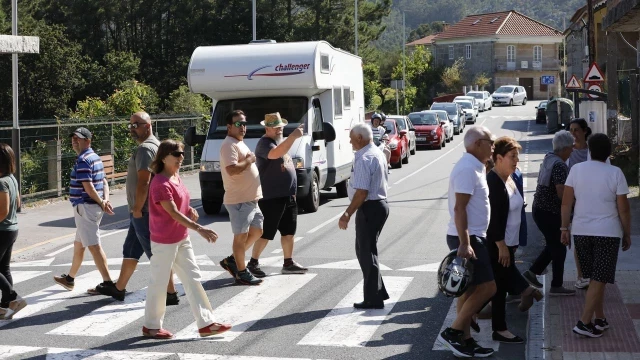 Lugareños cortan tres pasos de cebra y atascan el acceso a las playas de O Morrazo: «Estamos hartos de que los coches aparquen donde quieran»