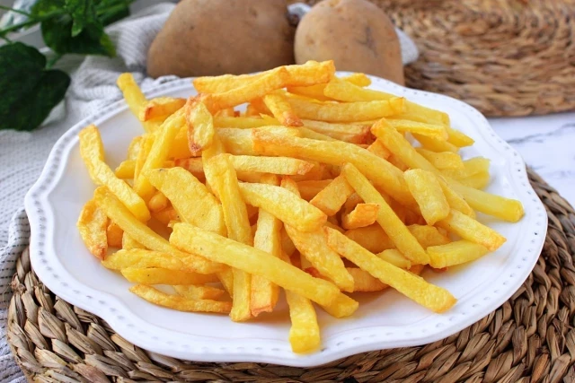 La nueva moda de meterse patatas fritas por el culo que arrasa en Internet