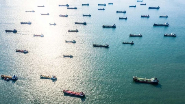 Colmenas de buques petroleros rusos se amontonan en un 'parking flotante' frente a un pequeño país europeo