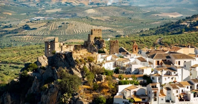 El espectacular castillo del siglo IX incrustado en lo alto de una roca que está en uno de los pueblos más bonitos de España