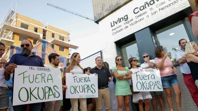 Una empresa de desokupación desaloja cinco de las 12 viviendas del edificio de El Cañaveral