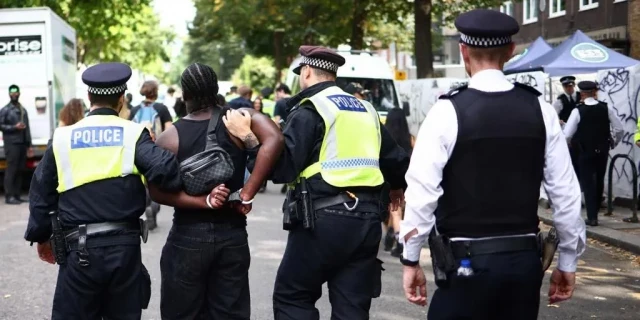 Al menos ocho personas apuñaladas y más de 300 detenidas en el carnaval de Notting Hill