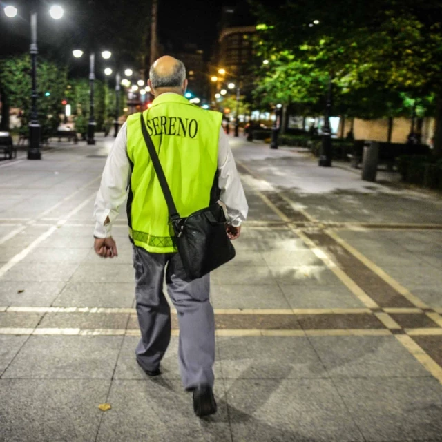 Los curiosos objetos que se encuentran los serenos en sus rondas nocturnas por Gijón