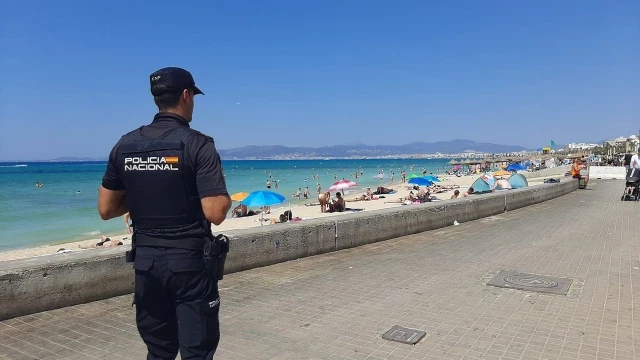 Una mujer y su hijo apuñalan a un policía fuera de servicio por una discusión de tráfico en Fuengirola, Málaga