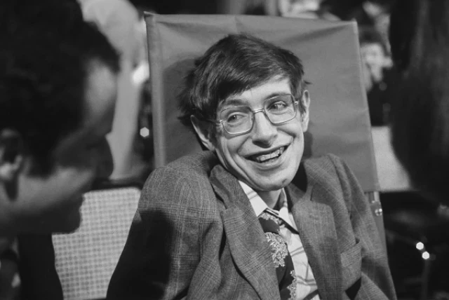 Las matemáticas demuestran que Hawking se equivocaba sobre los agujeros negros más extremos