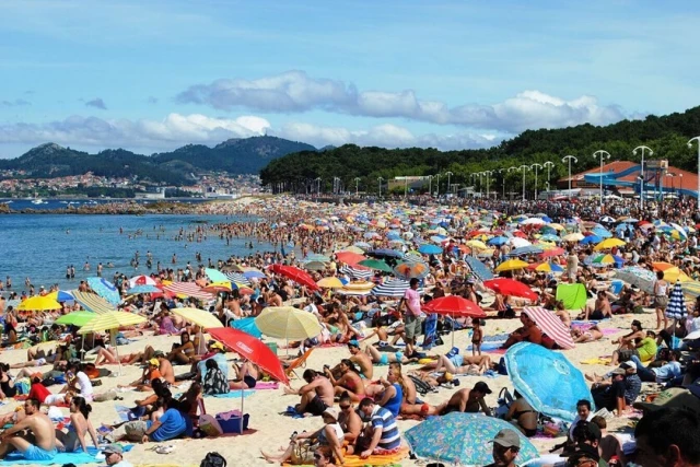 Vigo ha tenido que amenazar con multas para frenar la nueva amenaza de sus playas: los terratenientes del cortavientos