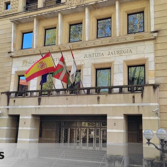 El Colegio de Abogacía de Bizkaia pide eliminar la obligación de llevar pegatinas a los procesados por violencia de género en los juzgados de Bilbao