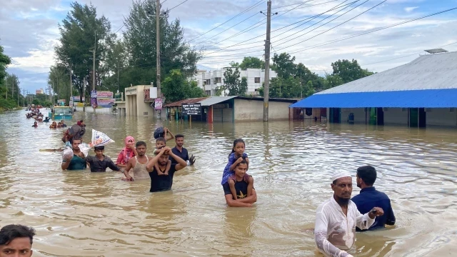 Millones de personas en Bangladesh están varadas por las inundaciones. Muchos culpan al país vecino