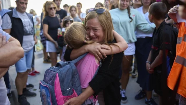 Vuelta a Ucrania tras un verano inolvidable. Los 20 niños y niñas ucranianos que han pasado el verano en Navarra se despiden de sus familias de acogida hasta el año que viene