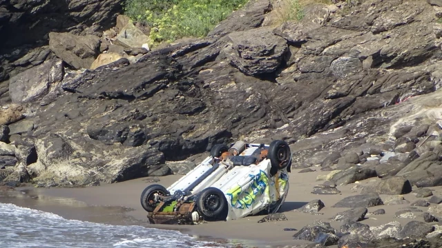 El coche que cayó por un acantilado en Torremuelle continúa varado en la playa dos meses después