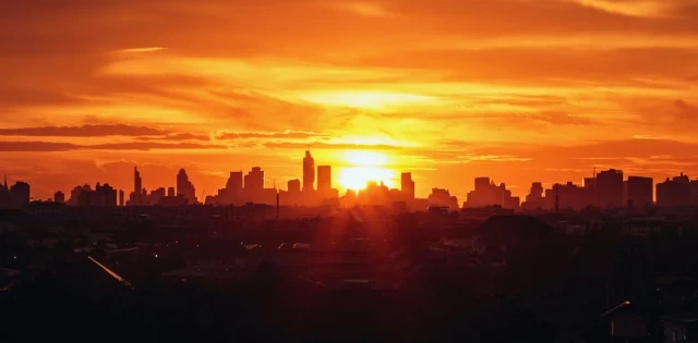 ¿Por qué hace tanto calor en las ciudades durante las noches de verano?