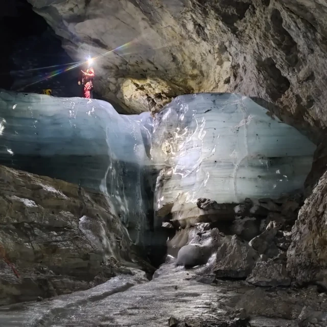 Localizan en una cueva de Ordesa nuevos depósitos de hielo de 30 metros de espesor