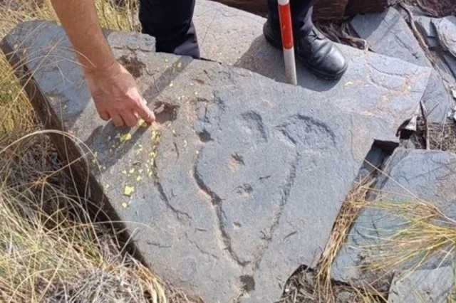 Descubren grabados rupestres en dos piedras ubicadas en la Sierra de Los Filabres (Almería)