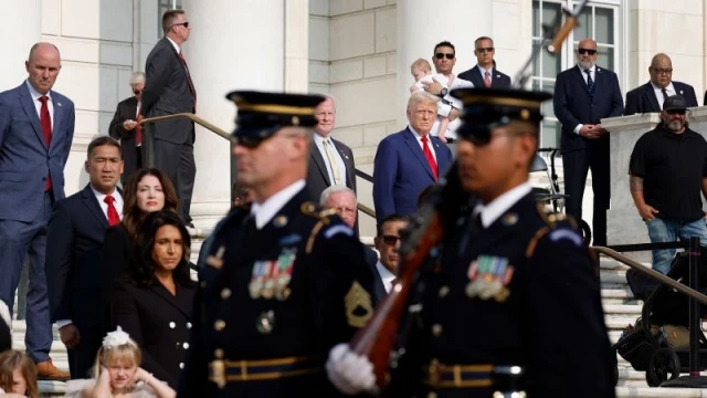 El Ejército de EE.UU. reprende a la campaña de Trump por incidente en el Cementerio Nacional de Arlington (ENG)