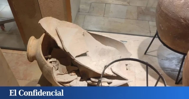 Un niño rompe una vasija de hace 3.500 años durante la visita a un museo