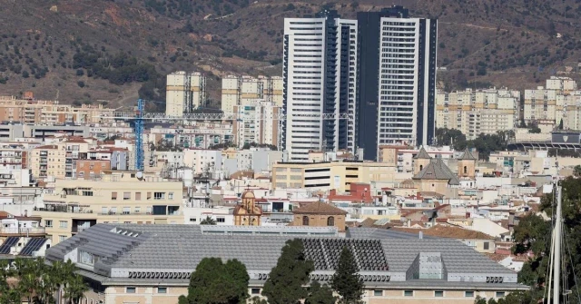 El alcalde de Málaga solicita la baja de 121 viviendas turísticas en las torres de Martiricos