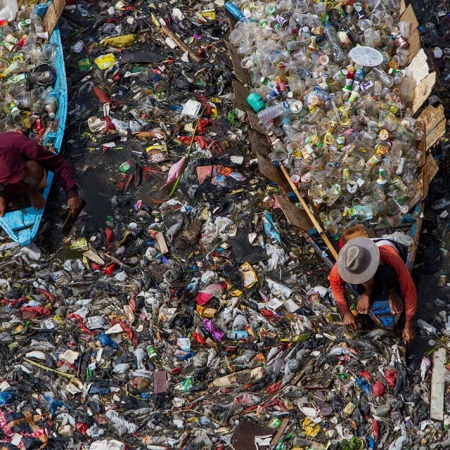 Una travesía por aguas tóxicas: el reto de cientos de voluntarios para limpiar los ríos de Indonesia