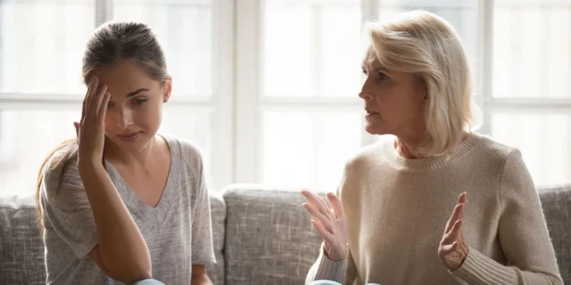 Madres tóxicas: así actúan, te manipulan y piensan que eres suya