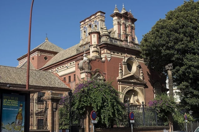 Un ficus centenario acaba de morir en Sevilla tras 2 años de agonía. Es el mejor ejemplo de cómo España está matando sus árboles urbanos