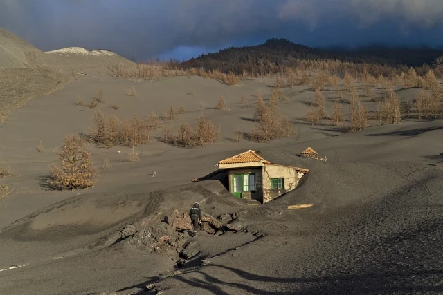 La dueña de la casa semisepultada por el volcán de La Palma la cubre con plástico en señal de protesta: "Estoy harta"