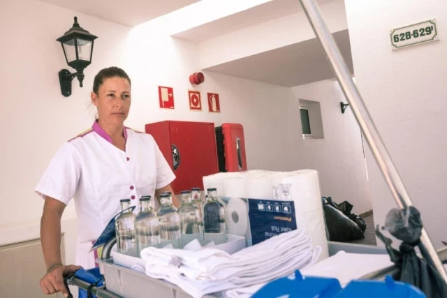 Dormir en una silla y comer las sobras a escondidas: la vida de los trabajadores en los hoteles de lujo