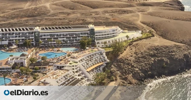 El hotel Papagayo Arena, un símbolo de la corrupción en Lanzarote que sobrevive en primera línea de playa