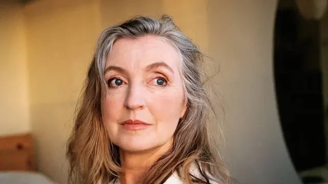 Rebecca Solnit: "A la industria de combustibles fósiles le encanta el asunto de la huella de carbono, porque nos hace sentir que somos personalmente responsables del cambio climático"