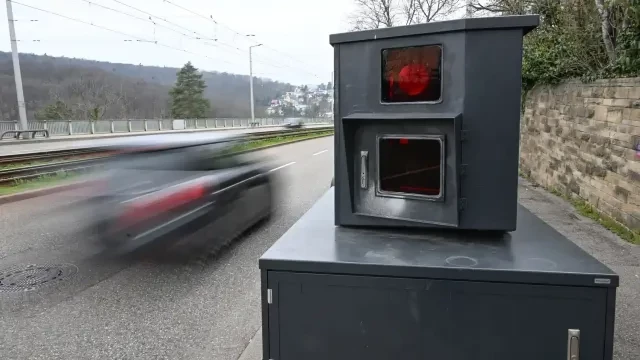 Esta es la señal que utiliza la DGT para alertar a los conductores de que puede haber radares escondidos en la carretera