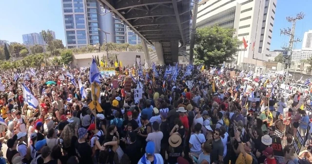 Multitudinaria protesta en Israel en medio de la huelga para pedir un cese del fuego en la Franja de Gaza