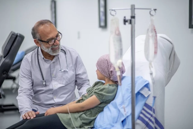 Ni "superhéroes" ni "luchadores": Familias de niños con cáncer piden evitar expresiones bélicas para referirse a ellos