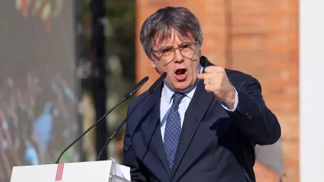 Puigdemont se escondió todo el día en pisos de Barcelona durante la investidura de Illa y huyó al desactivarse la 'Operación Jaula'