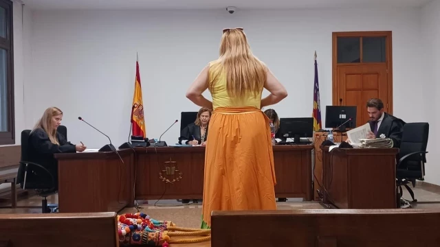 Condenada por delito electoral la vecina que alegó que se cortó la córnea con las pestañas postizas en Palma