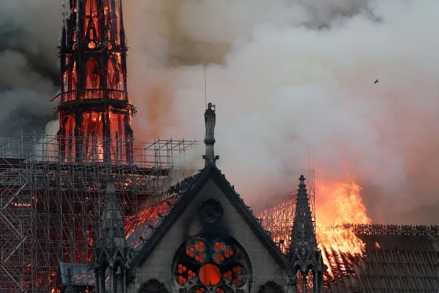 Devastador incendio arrasa una emblemática iglesia en Francia