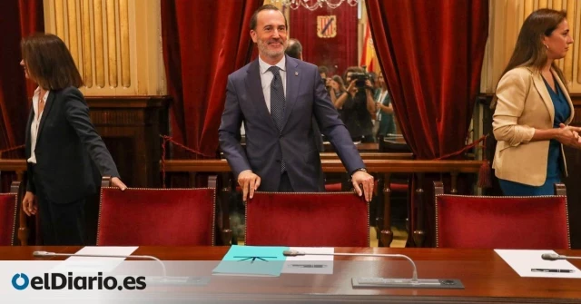 El PP salva al ultra Le Senne, que seguirá de presidente del Parlament balear tras romper una foto de una víctima de Franco