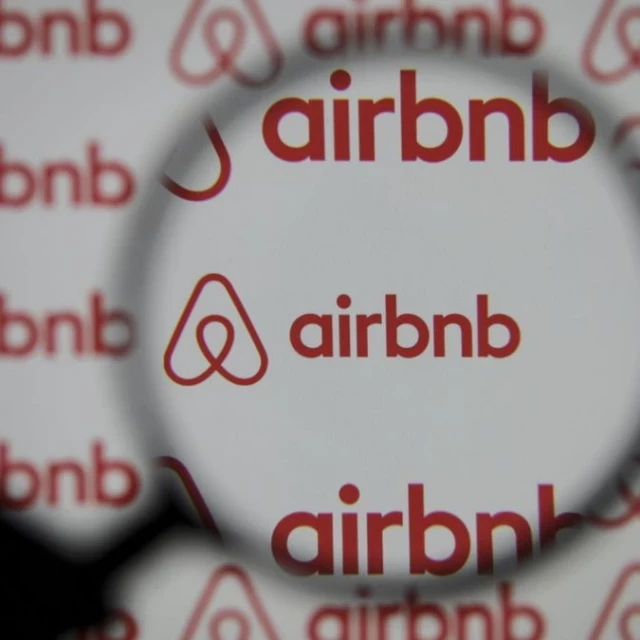 Los anfitriones han arruinado Airbnb con tarifas excesivas, exigencias demasiado altas y un mal servicio al cliente, según expertos en viajes