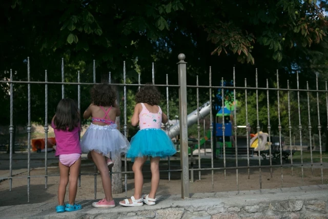 La duquesa del Infantado se queda un enorme parque infantil de Manzanares el Real tras casi 50 años de uso público