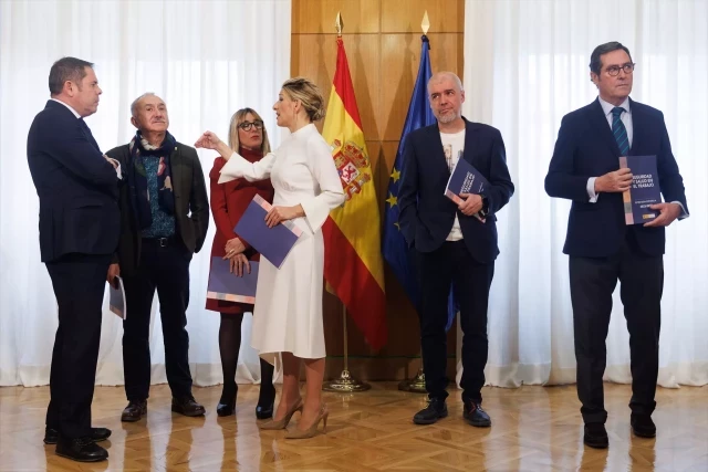 Los sindicatos desafían con movilizaciones ciudadanas a los partidos que se oponen a la reducción de la jornada laboral