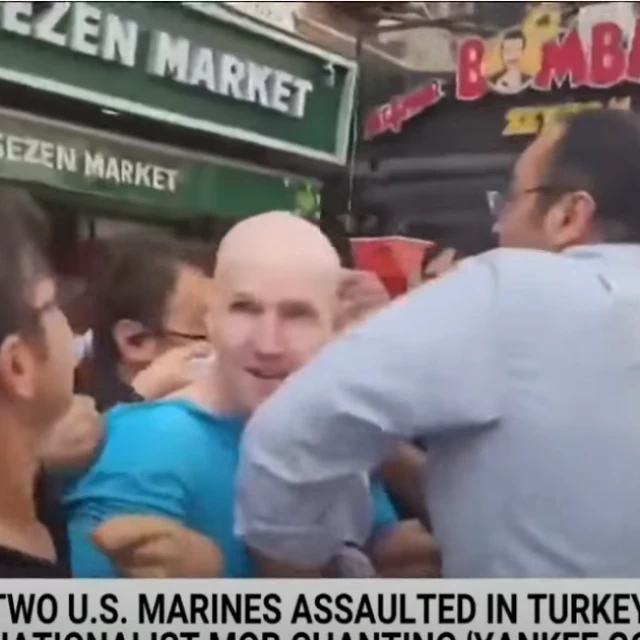 Dos marines estadounidenses agredidos en Turquía por una turba que gritaba "Yankee go home"