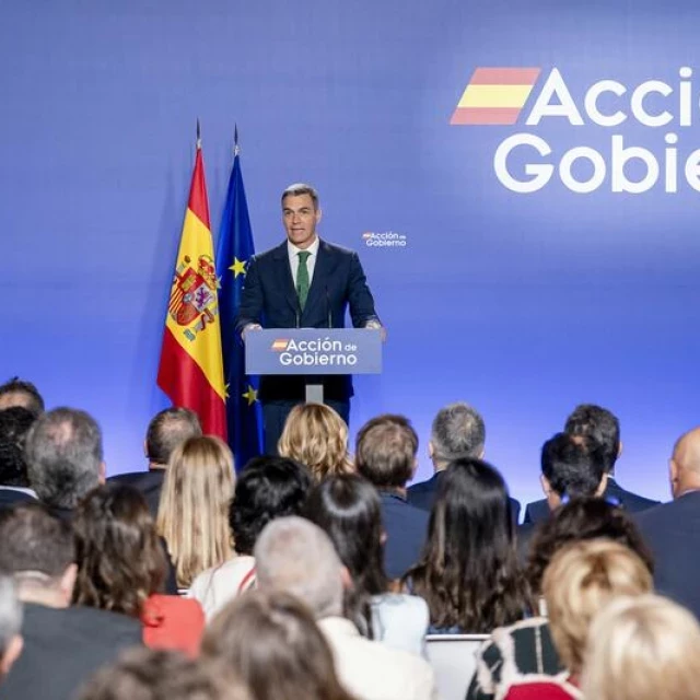 Sánchez arremete contra la administración del PP en Valencia y Andalucía y acusa a Madrid de desviar fondos a la sanidad privada