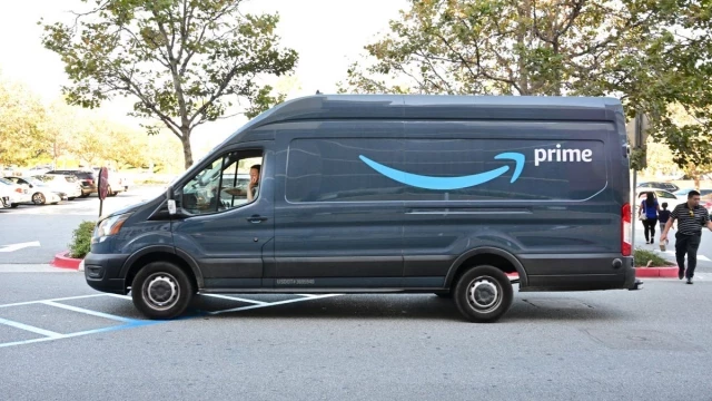 [En] Amazon prohíbe a sus conductores mover mucho los labios mientras conducen